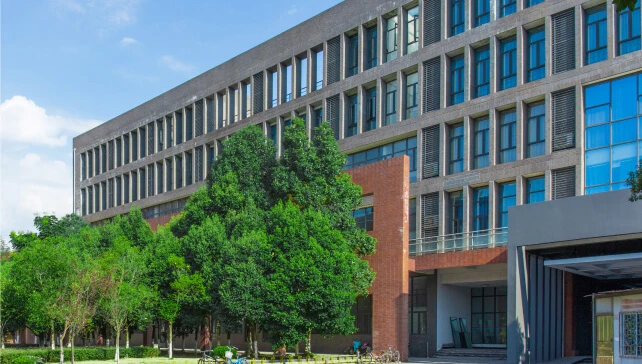 Seguridad del campus mejorada con riesgos de seguridad eliminados